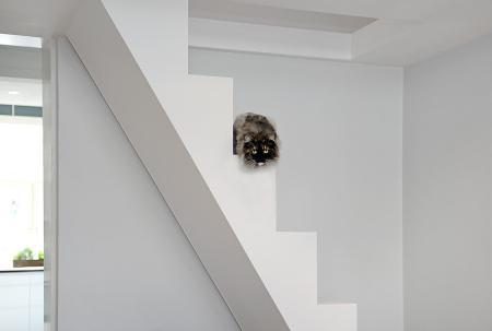 La cama en un nicho en el salón decoración pisos una habitación decoración pisos pequeños decoración ligera minimalista decoración en blanco y gris lineas rectas decoracion diseño interiores decoración diseño de interiores nórdico decoración cocinas blancas modernas blog decoración nórdica