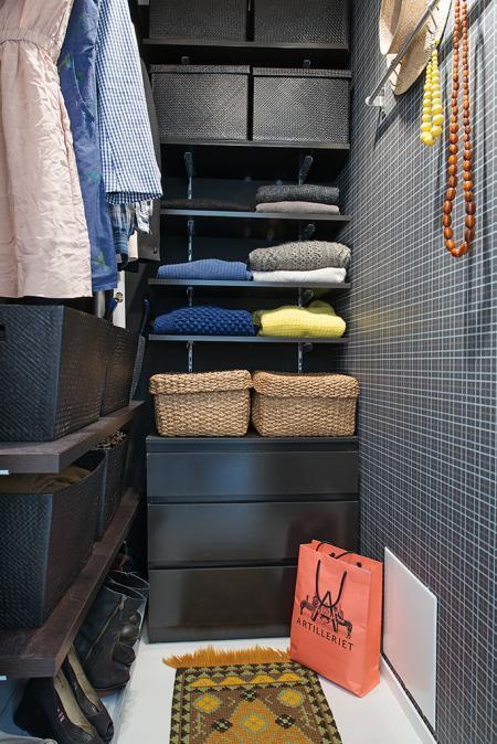 La cama en un nicho en el salón decoración pisos una habitación decoración pisos pequeños decoración ligera minimalista decoración en blanco y gris lineas rectas decoracion diseño interiores decoración diseño de interiores nórdico decoración cocinas blancas modernas blog decoración nórdica