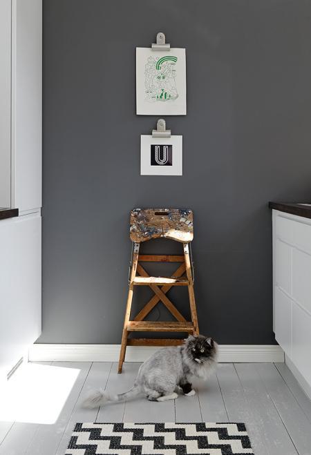 La cama en un nicho en el salón decoración pisos una habitación decoración pisos pequeños decoración ligera minimalista decoración en blanco y gris lineas rectas decoracion diseño interiores decoración diseño de interiores nórdico decoración cocinas blancas modernas blog decoración nórdica