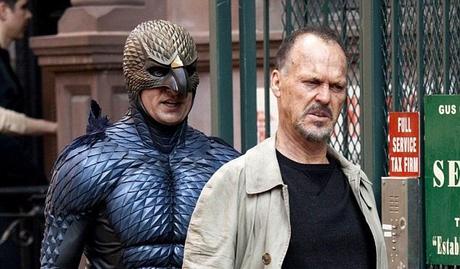 A Michael Keaton le persigue su pasado como superhéroe