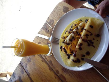 En los lugares turísticos de Tailandia es más fácil encontrarte desayunos al estilo occidental que sopas. Aquí, zumo de mango y crêpe con chocolate. 
