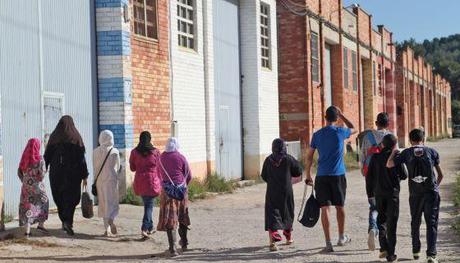Un grupo de jóvenes se dirige a la mezquita del barrio de Sant Salvador, en Tarragona.