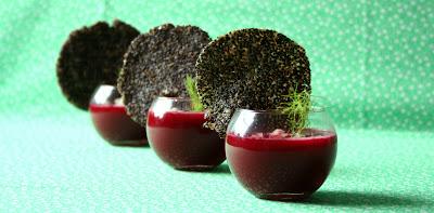 Gazpacho de remolacha con picatostes de quinua negra