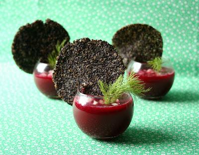 Gazpacho de remolacha con picatostes de quinua negra