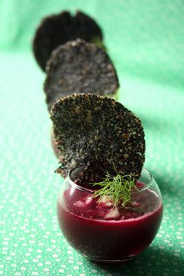 Gazpacho de remolacha con picatostes de quinua negra