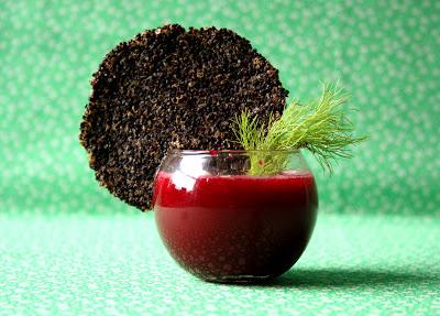 Gazpacho de remolacha con picatostes de quinua negra