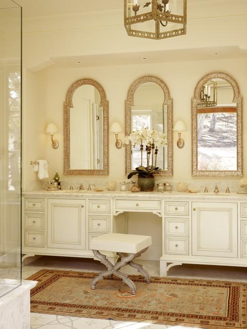 baño con espejos estilo árabe