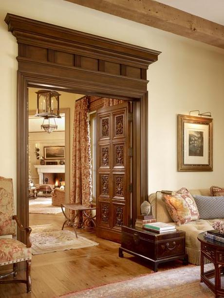 zona de paso con puerta de madera labrada