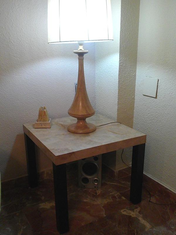 DIY: Cómo forrar una mesa lack de Ikea con filtros de café, por fadec27