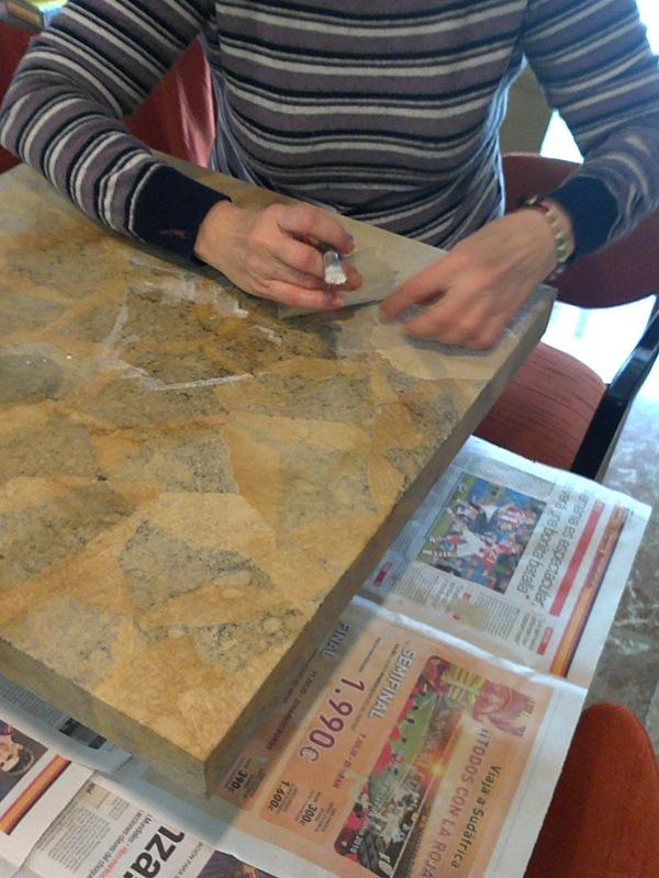 DIY: Cómo forrar una mesa lack de Ikea con filtros de café, por fadec27