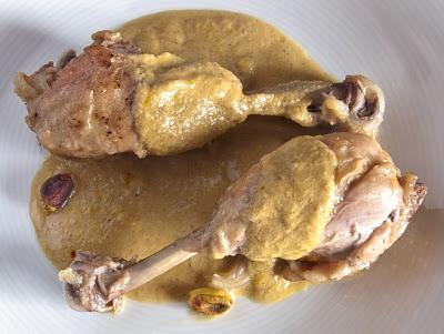 Muslos de pollo en salsa de pistachos
