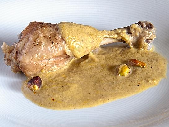 Muslos de pollo en salsa de pistachos