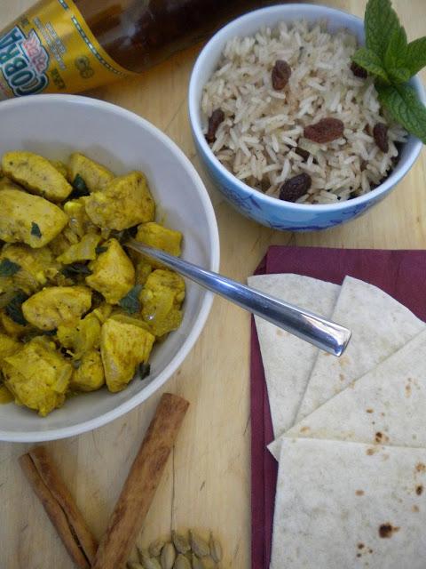 Pollo masala y arroz pilaf con pasas