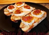 TOSTADA DE LOMO CON RULO DE CABRA Y MERMELADA DE CEBOLLA