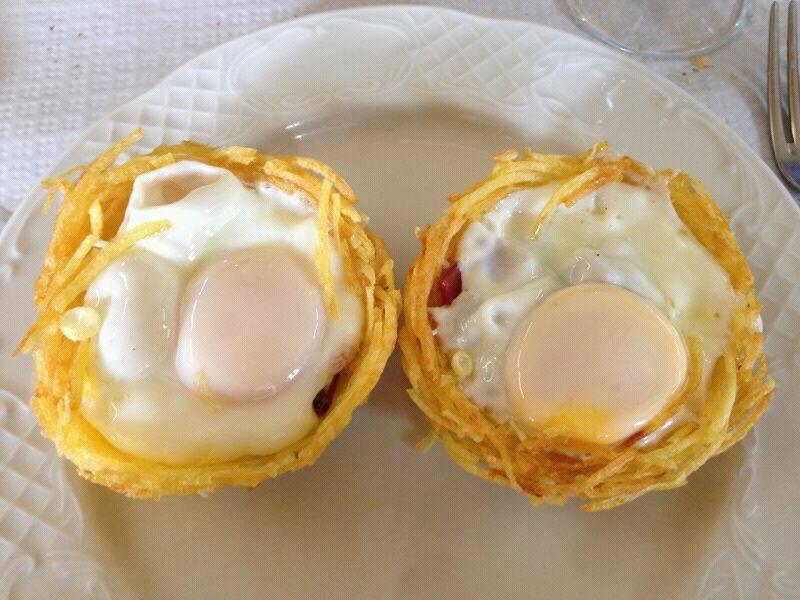 Nido de papatas con huevo y pisto vegetariana