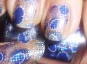 Manicura burbujas azules.