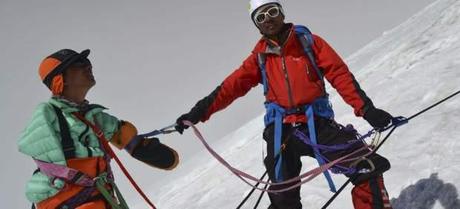 Un hombre sin manos y una joven con una sola pierna escalan los 8.848 metros del Everest