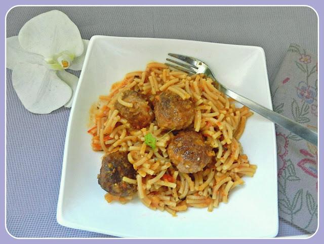 Fideos a la cazuela con albóndigas