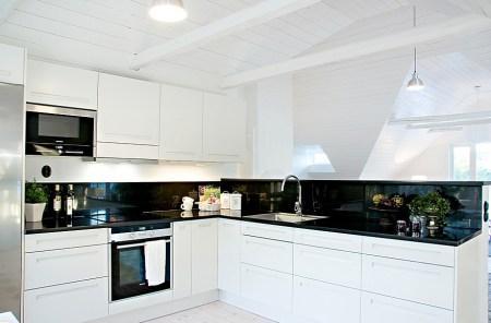 salones y comedores nórdicos panelado de madera blanco estilo nórdico decoración interiores nórdico decoración escandinava decoración de verano en blanco casas de vacaciones en países nórdicos casas con vistas al mar decoración blog decoración nórdica 