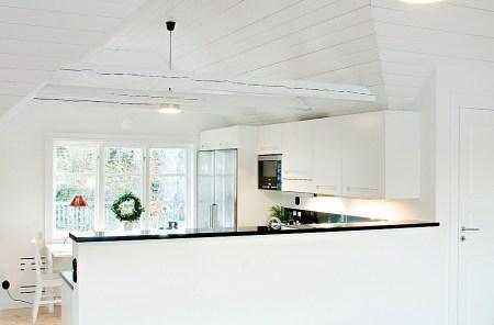 salones y comedores nórdicos panelado de madera blanco estilo nórdico decoración interiores nórdico decoración escandinava decoración de verano en blanco casas de vacaciones en países nórdicos casas con vistas al mar decoración blog decoración nórdica 