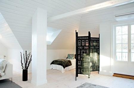 salones y comedores nórdicos panelado de madera blanco estilo nórdico decoración interiores nórdico decoración escandinava decoración de verano en blanco casas de vacaciones en países nórdicos casas con vistas al mar decoración blog decoración nórdica 