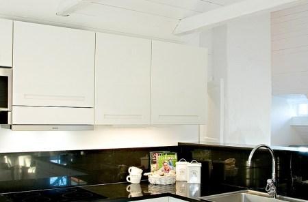 salones y comedores nórdicos panelado de madera blanco estilo nórdico decoración interiores nórdico decoración escandinava decoración de verano en blanco casas de vacaciones en países nórdicos casas con vistas al mar decoración blog decoración nórdica 