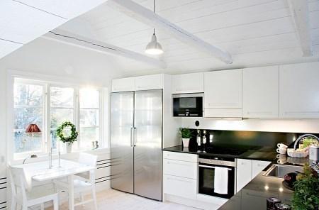 salones y comedores nórdicos panelado de madera blanco estilo nórdico decoración interiores nórdico decoración escandinava decoración de verano en blanco casas de vacaciones en países nórdicos casas con vistas al mar decoración blog decoración nórdica 