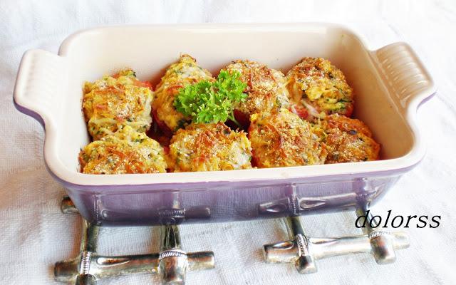 Tomates gratinados rellenos de calabacín y atún