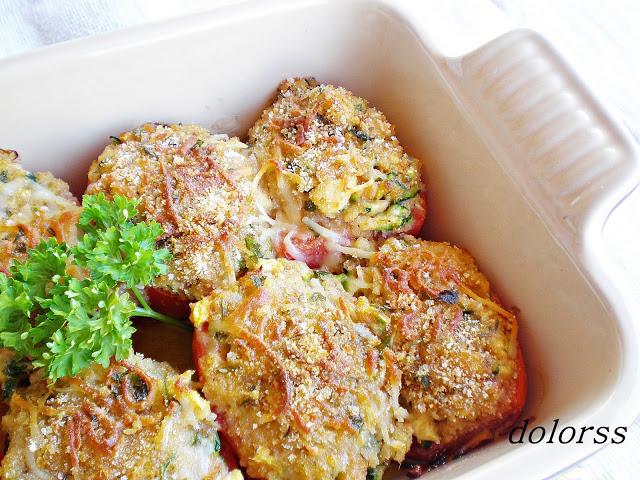 Tomates gratinados rellenos de calabacín y atún