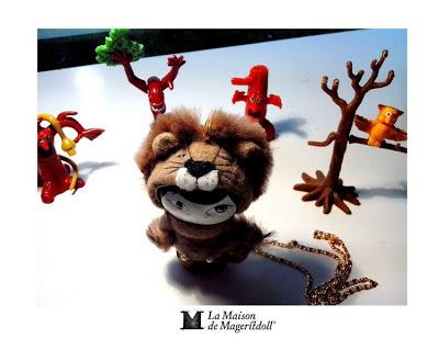 Una muñeca broche y collar vestida de león: Mageritdoll