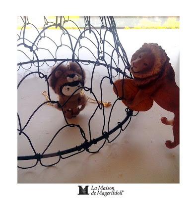 Una muñeca broche y collar vestida de león: Mageritdoll