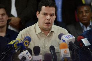  

El diputado de la oposición Juan Carlos Caldera da una conferencia de prensa el miércoles en Caracas. Caldera acusó al gobierno venezolano de haber fabricado un soborno para la campaña opositora del 2012, que fue filmado y posteriormente difundido por el oficialismo en septiembre pasado.


 