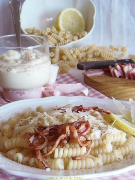 FUSSILLI A LA CARBONARA DE LIMÓN CON CRUJIENTE DE BACON