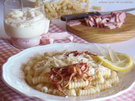 FUSSILLI A LA CARBONARA DE LIMÓN CON CRUJIENTE DE BACON