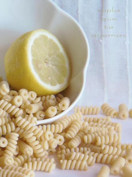 FUSSILLI A LA CARBONARA DE LIMÓN CON CRUJIENTE DE BACON