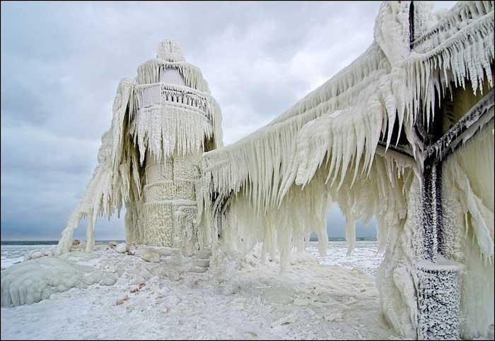 faro congelado en el lago Michigan