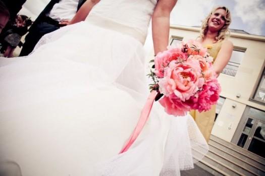 tirar el ramo en los casamientos es una antigua tradicion