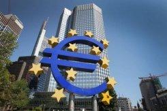El logotipo del euro situado ante el edificio sede del BCE, este jueves en Fráncfort (Alemania).
