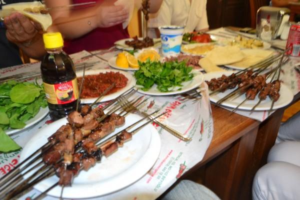 Gastronomía turca masiva: Shish Kebab, pan de pita y aderezos. Jugo de zanahoria y el famoso Ayran