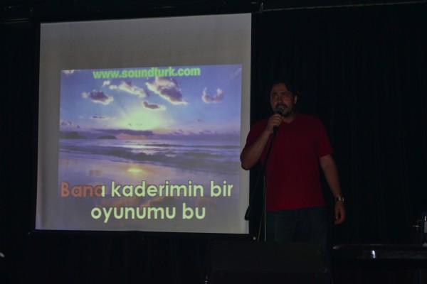 Noche de Karaoke con el grupo local de CouchSurfing en Estambul. ¿Qué estaba cantando Yilmaz? ¡Ni idea!