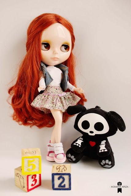 Emily se rodea de juguetes