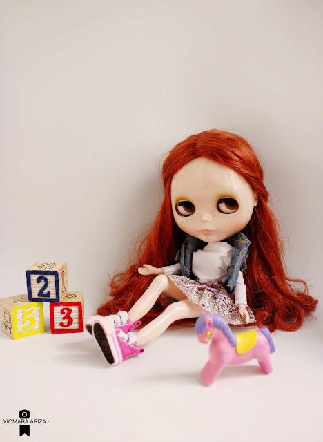 Emily se rodea de juguetes