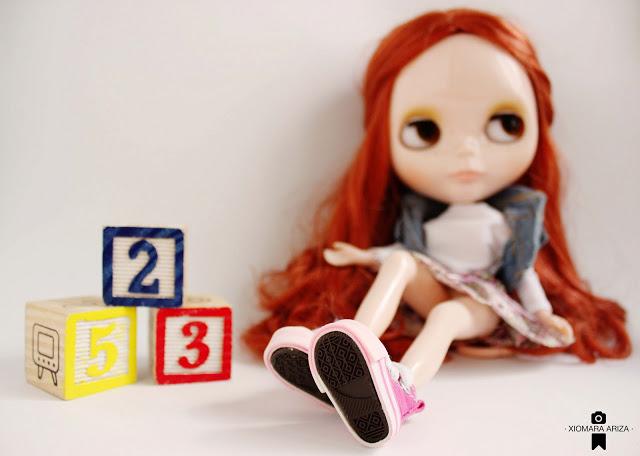 Emily se rodea de juguetes