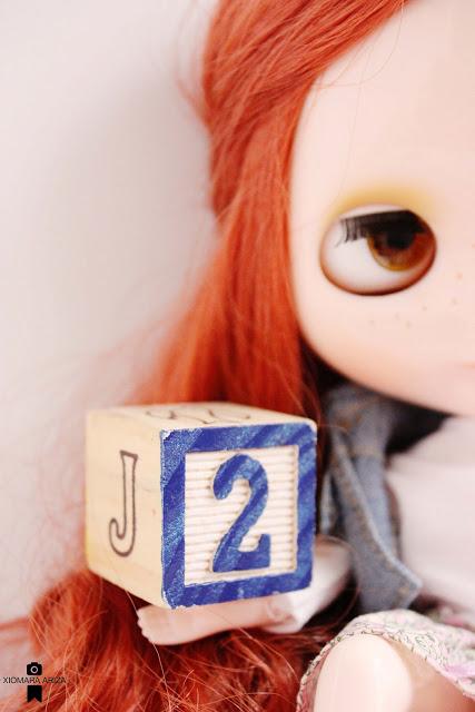 Emily se rodea de juguetes