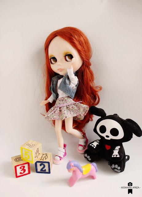 Emily se rodea de juguetes