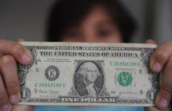 Un billete de un dólar en Costa Rica en diciembre de 2011.