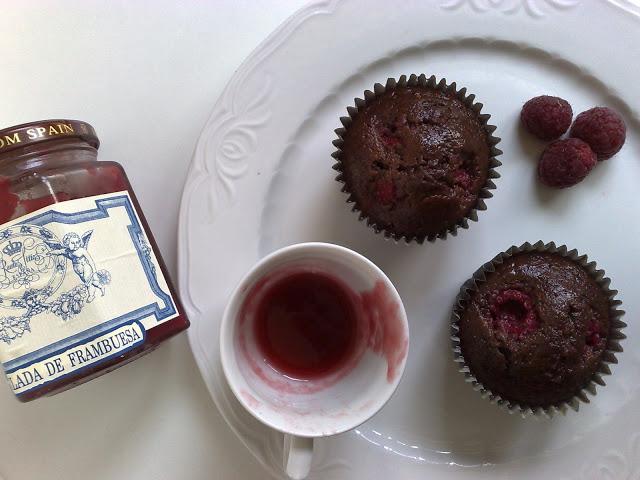 cupcakes de chocolate y frambuesas en la temporada de las bayas rojas!