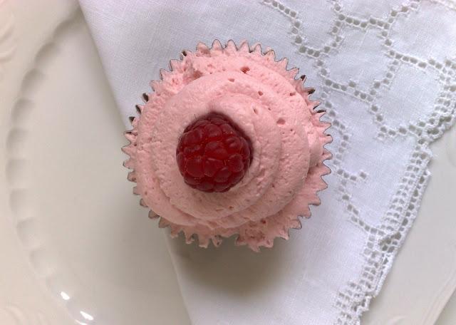 cupcakes de chocolate y frambuesas en la temporada de las bayas rojas!