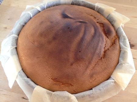 tarta de vainilla bizcocho genovés recetas fáciles y rápidas de postres recetas delikatissen fotografía decoración estilismo de postres decoración de tartas sencilla cobertura de chocolate receta fácil blog de repostería fácil y rápida 