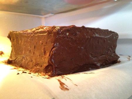 tarta de vainilla bizcocho genovés recetas fáciles y rápidas de postres recetas delikatissen fotografía decoración estilismo de postres decoración de tartas sencilla cobertura de chocolate receta fácil blog de repostería fácil y rápida 